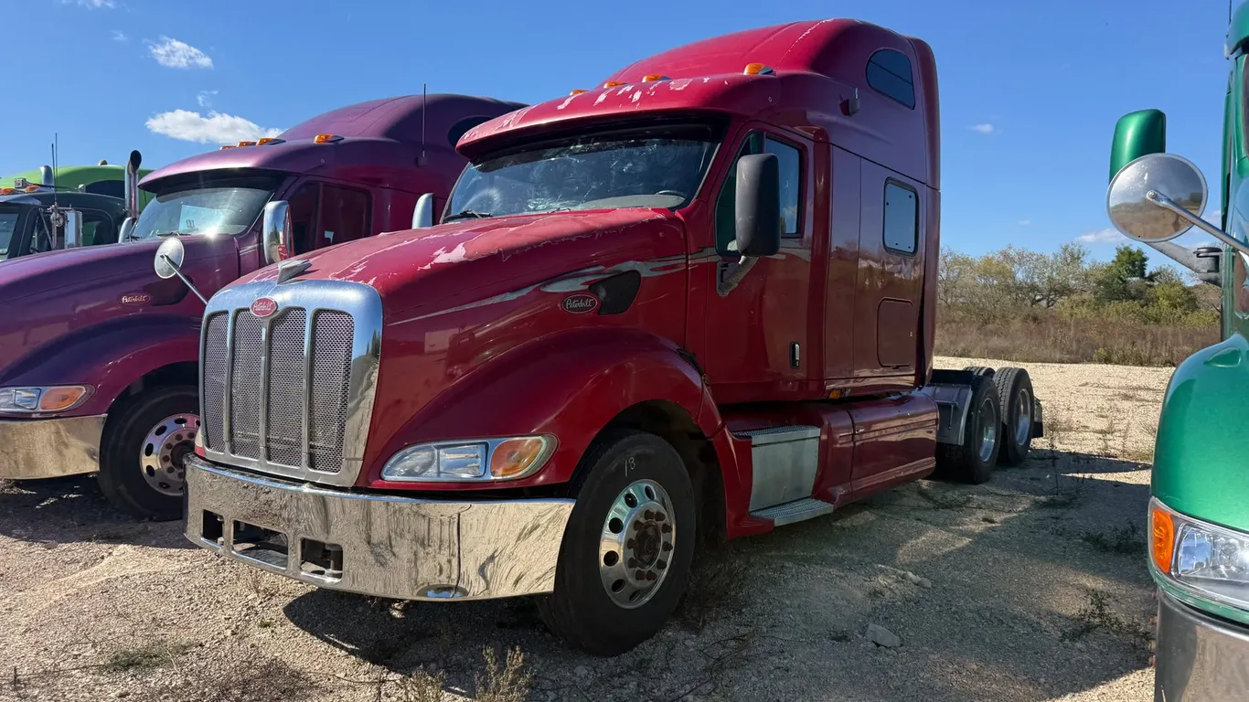 2006 Peterbilt 387 Sleeper (Mayville, WI)