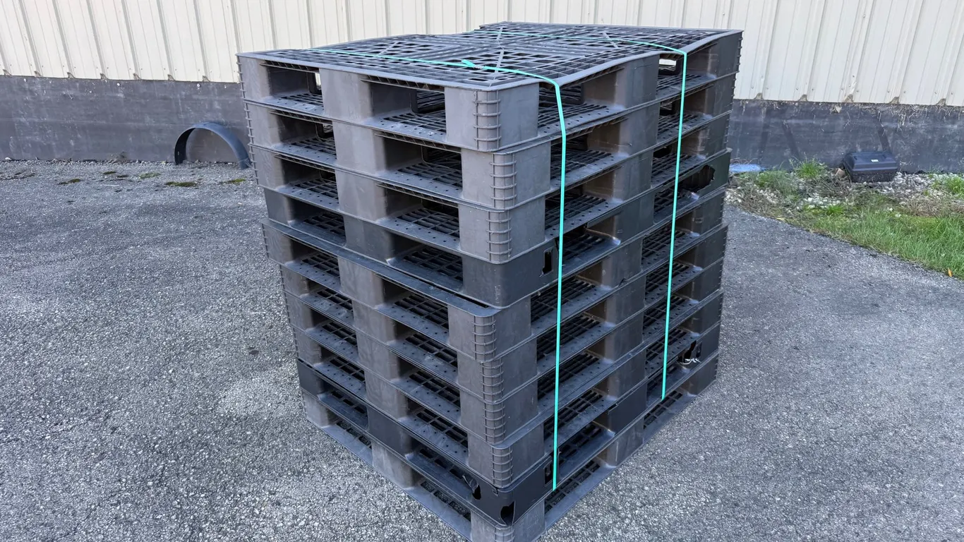 (10) Plastic Pallets (Mayville, WI)