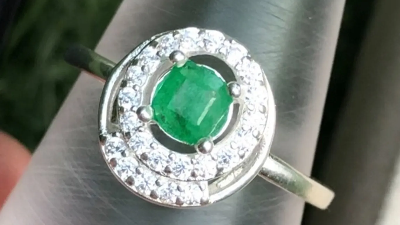 2.19 ct Certified Silver Emerald gemstone Ring ($1,987 Appraisal)