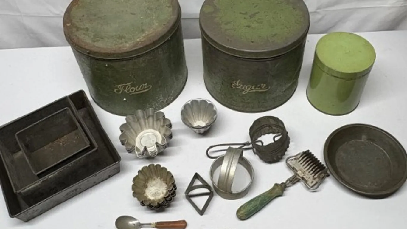 Mid-Century Kitchenware & Baking Tools