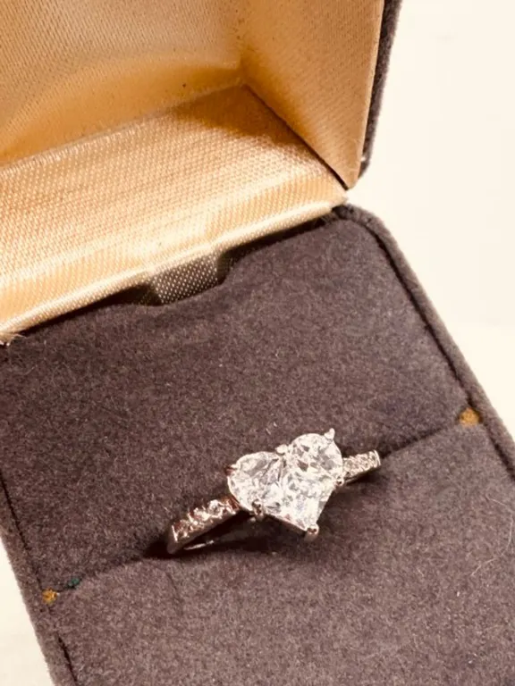 Estate Promise Ring with Jewelers box sz 8 Untested