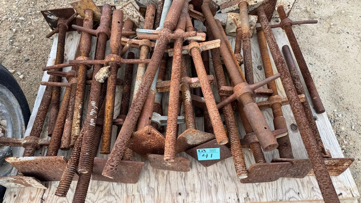 Assorted Heavy-Duty Adjustable Screw Jacks & Masonry Shoring Supports – Pallet Lot