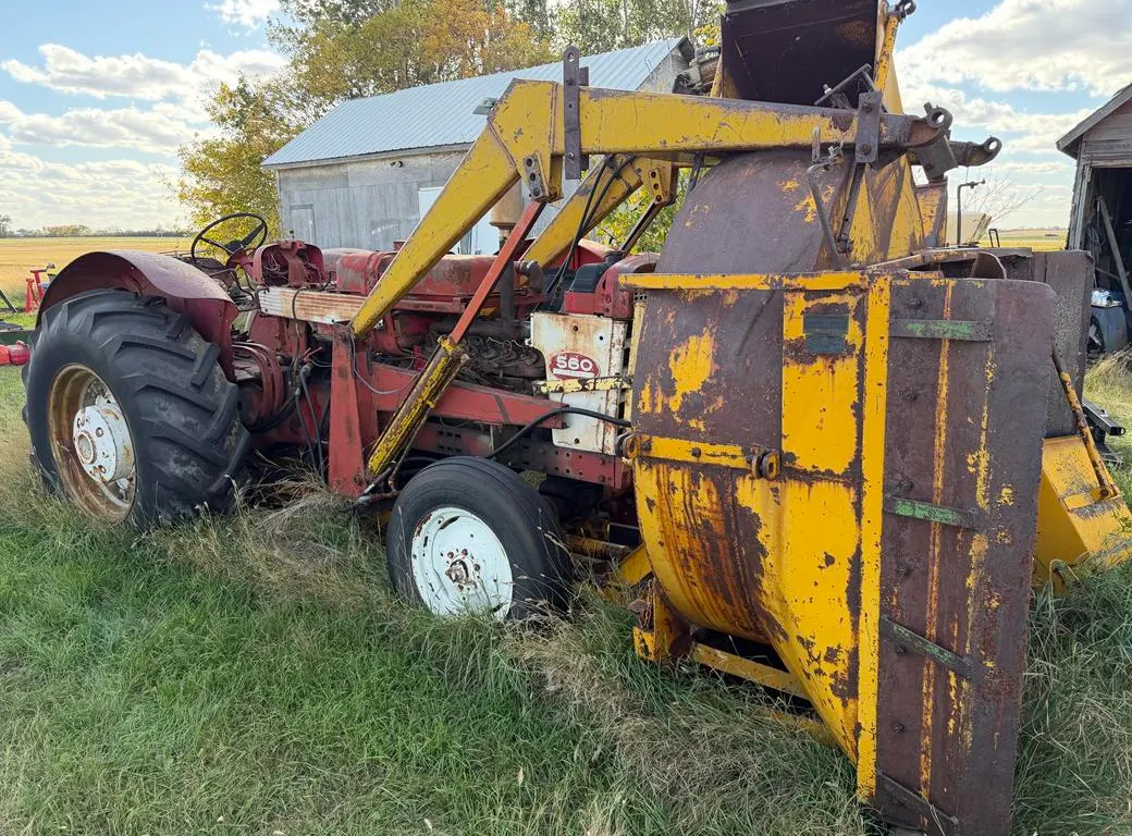 IH 560 Diesel Tractor with Snow Blower (Non-Runner)