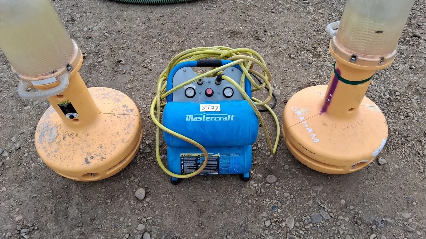 Mastercraft Air Compressor, 2 Metal Halide Lights