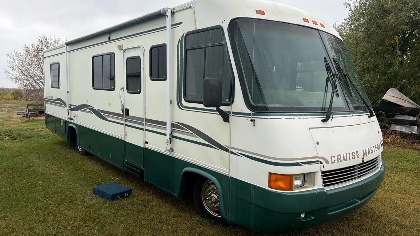 Cruise Master Motorhome, 87,395mi, Awning, Master abedroom, 3pc Bath, Fold Out Hide-a-bed and Fold Out Table Bed, Shedded