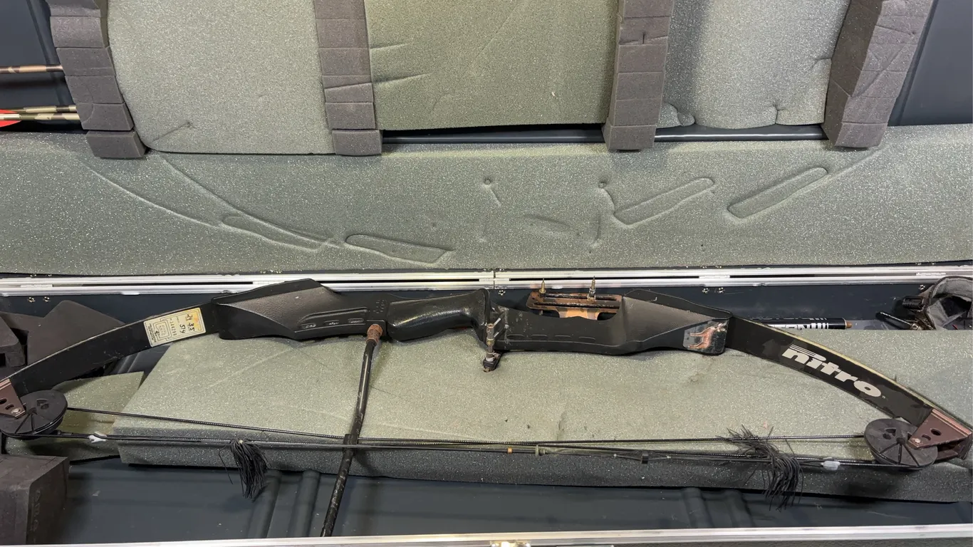 Locking Bow and Arrow Case w/ Nitro Bow *Unreserved*