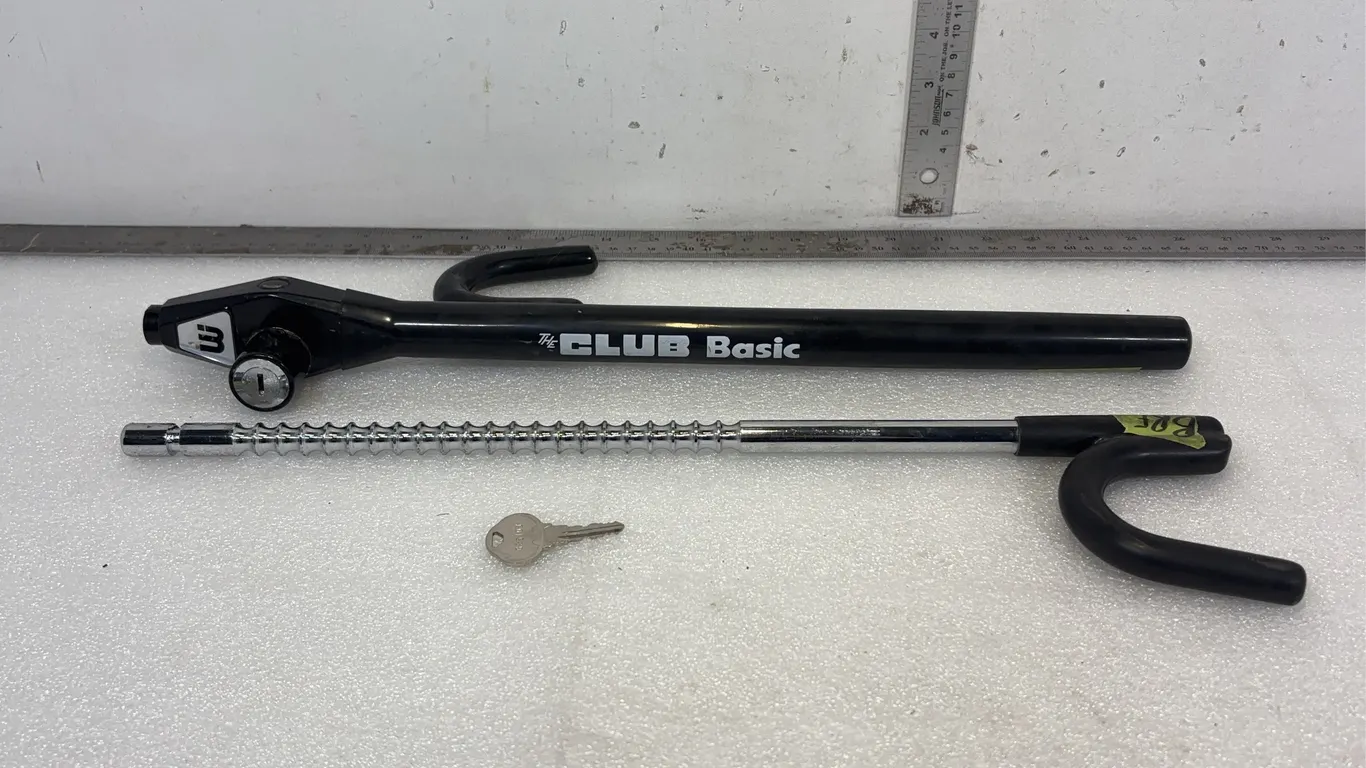 Winner The Club Basic Steering Wheel Lock, Approx. 22"x4" *Unreserved*