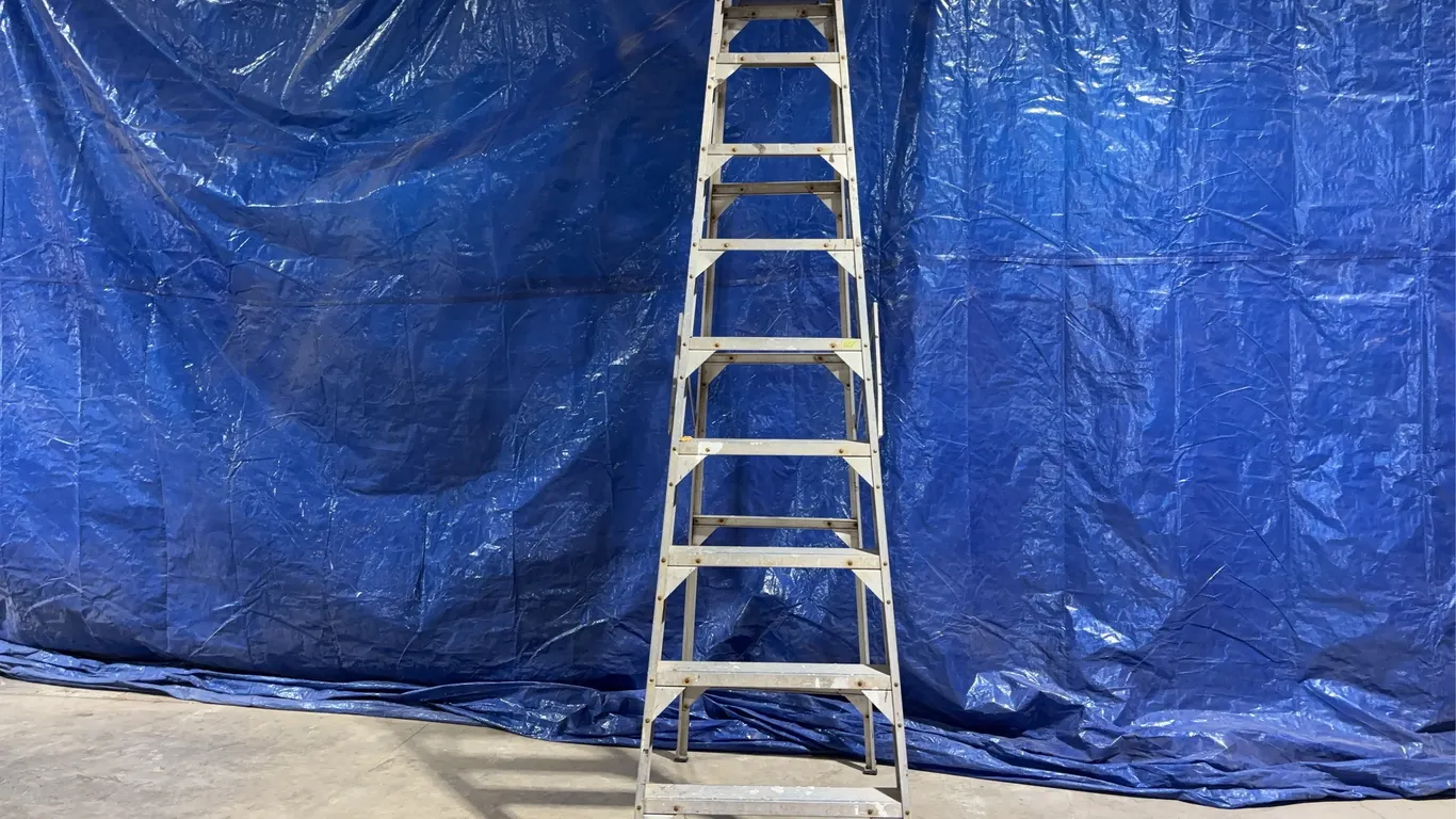 Metal Step Ladder 10' *Unreserved*