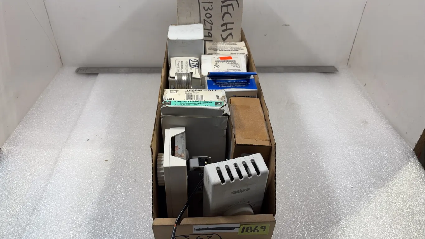 Box of Assorted Thermostats *Unreserved*