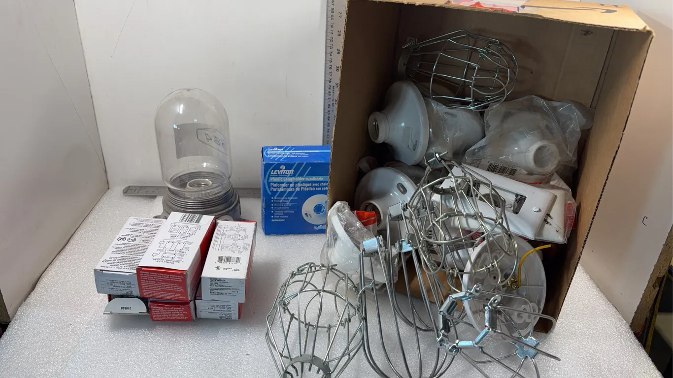 Box of Lamholders, Fixtures, Outlets, Ect *Unreserved*