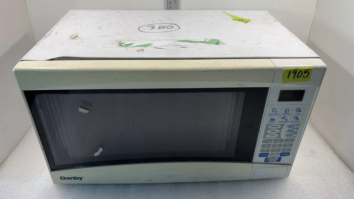 Danby Microwave Model DMW607W, Approx. 18"x11"10" *Unreserved*