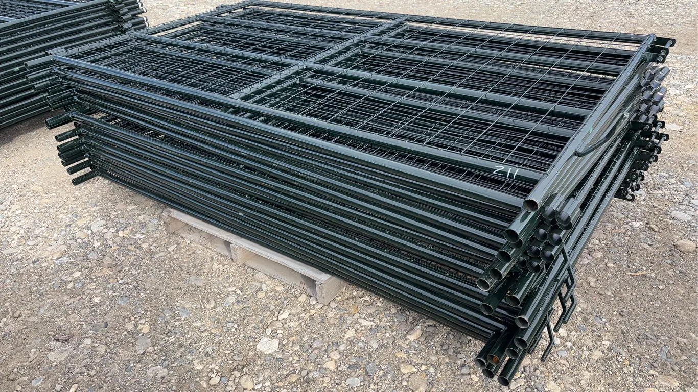 15 - Mesh Sheep Panels, 1 1/4'' Tubing, Approx. 7' x 4'3'' ( 15 x Bid Price ) *Unreserved*