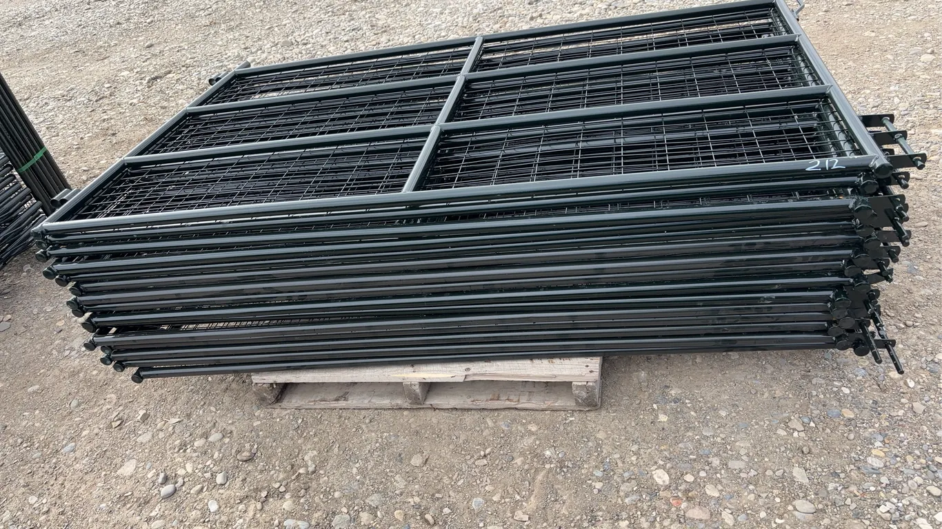 15 - Mesh Sheep Panels, 1 1/4'' Tubing, Approx. 7' x 4'3'' ( 15 x Bid Price ) *Unreserved*