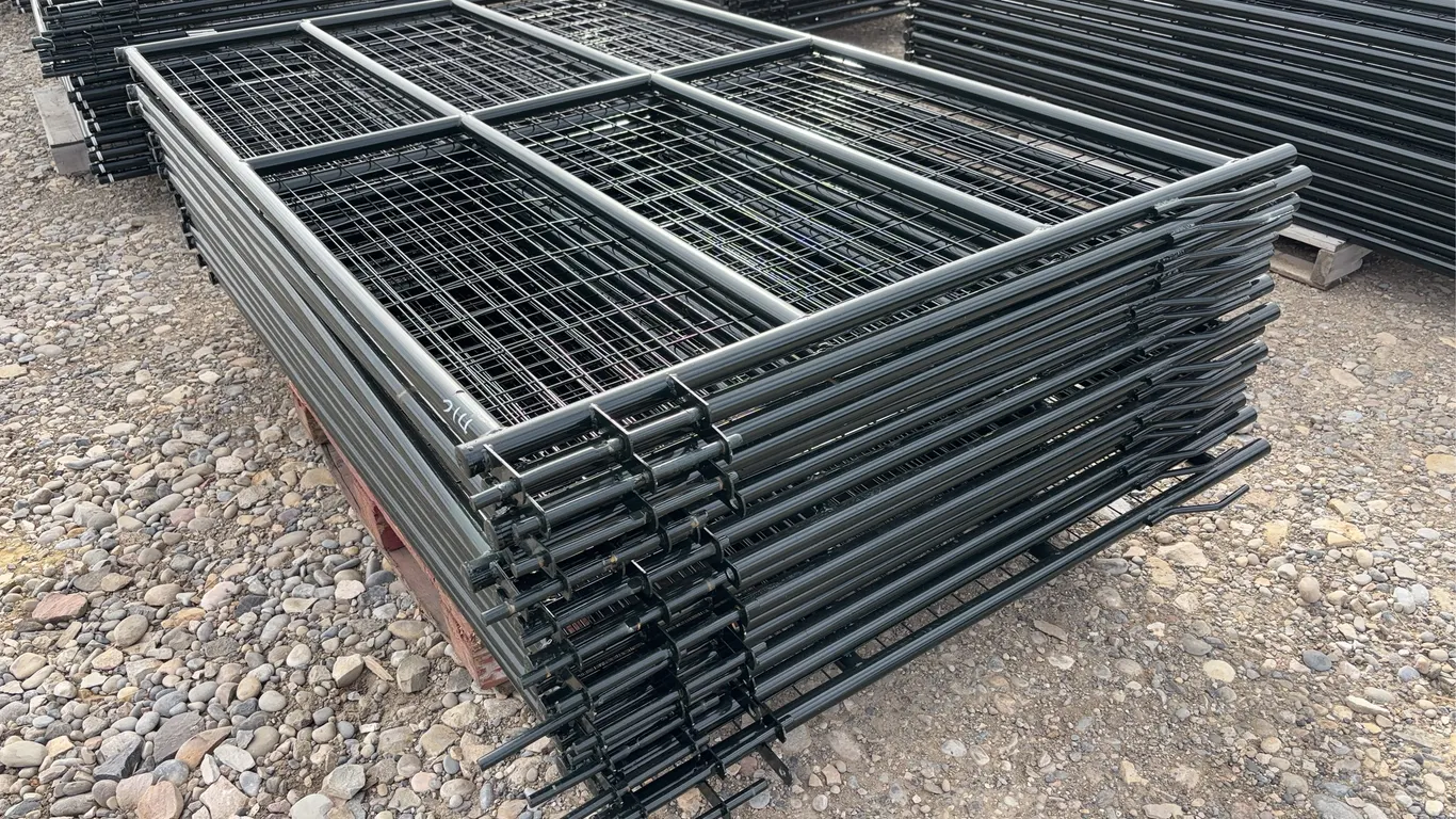 15 - Mesh Sheep Panels, 1 1/4'' Tubing, Approx. 7' x 4'3'' ( 15 x Bid Price ) *Unreserved*