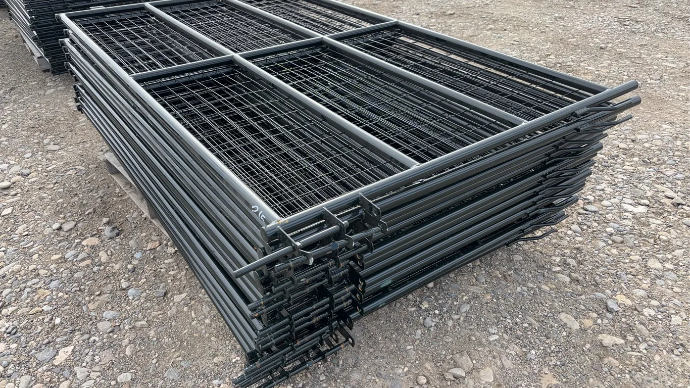 15 - Mesh Sheep Panels, 1 1/4'' Tubing, Approx. 7' x 4'3'' ( 15 x Bid Price ) *Unreserved*