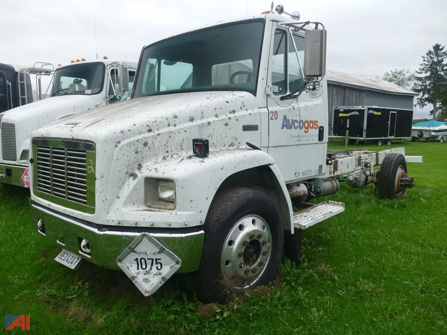 (#2) 1FV6HFBAXTL734938 1996 Freightliner FL70 Chassis (Parts Truck)