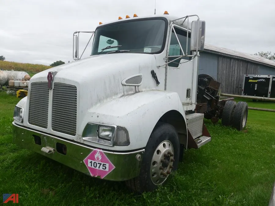 (#3) 2NKMHD7X22M887674 2002 Kenworth T300 Chassis