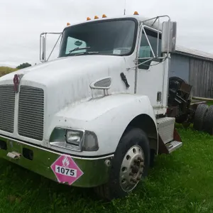 (#3) 2NKMHD7X22M887674 2002 Kenworth T300 Chassis
