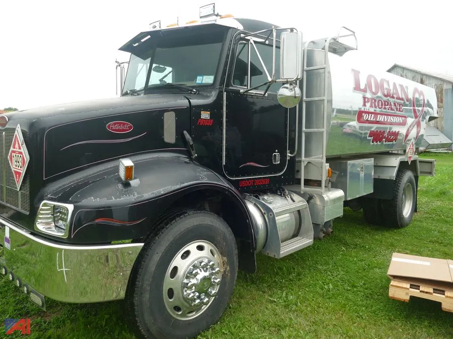 (#4) 2NPNHD7X34M827436 2004 Peterbilt 330 Fuel Truck