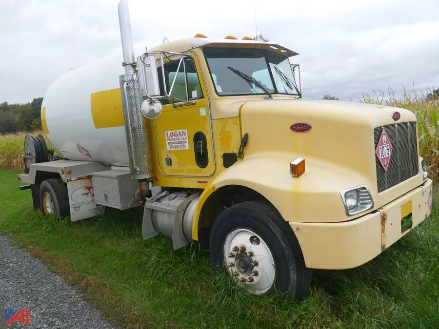 (#9) 2NPNHD7X74M817220 2004 Peterbilt 330 Propane Truck