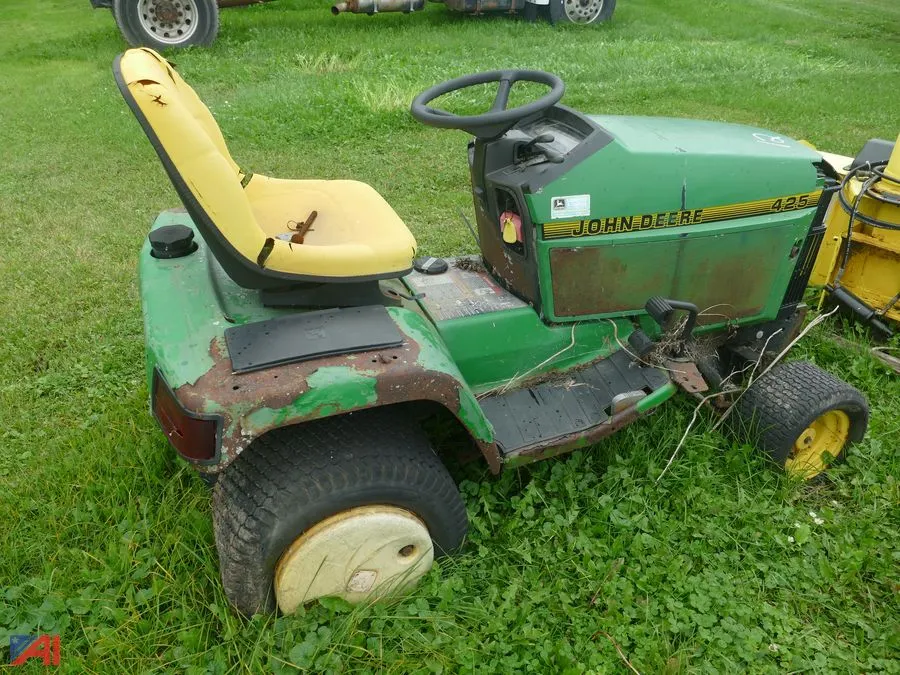 (#12) John Deere 425 Lawn Tractor