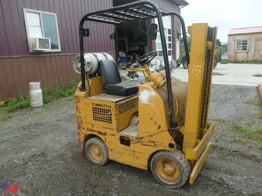 (#15) Towmotor 422S Propane Fork Lift