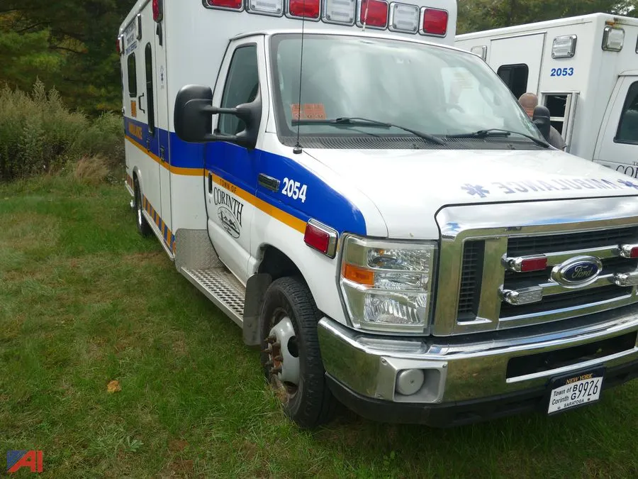 (#1) 2010 Ford E-350 Ambulance