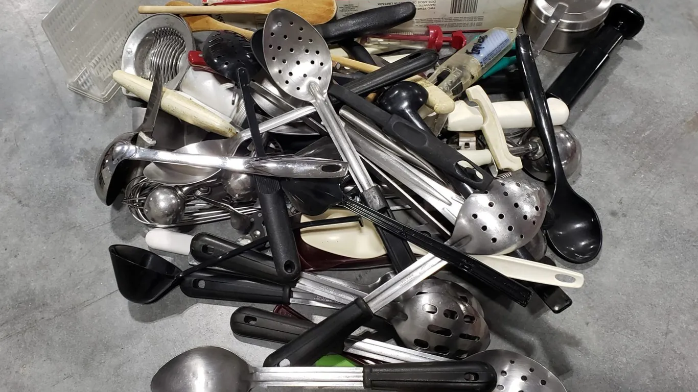Assorted Kitchen Utensils & Hamilton Beach Carve'N Set