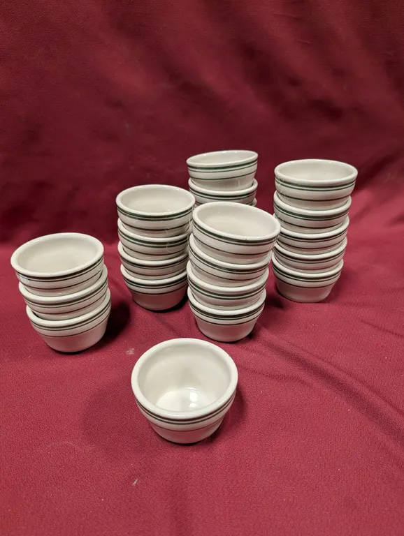 (22) World Ultima Bouillon Cups with Green Rim