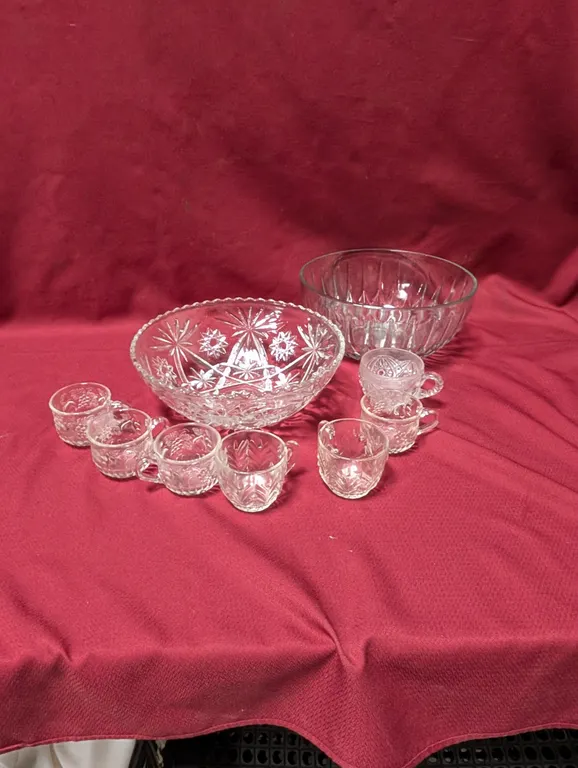 2 Punch Bowls with 7 Cups