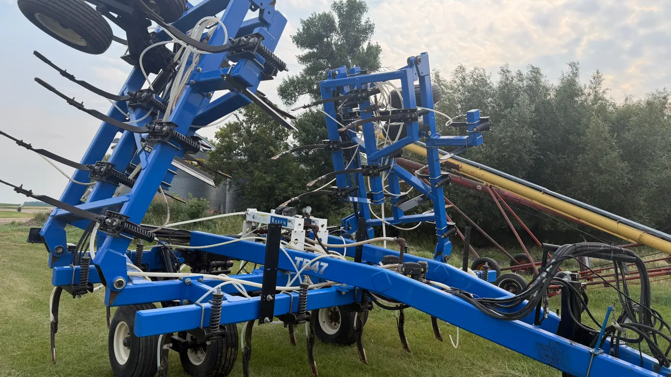 47' Model TB47 NH3 applicator, Raven Control, excellent condition. Note: This piece of equipment has been stored inside and is as nice as you'll ever