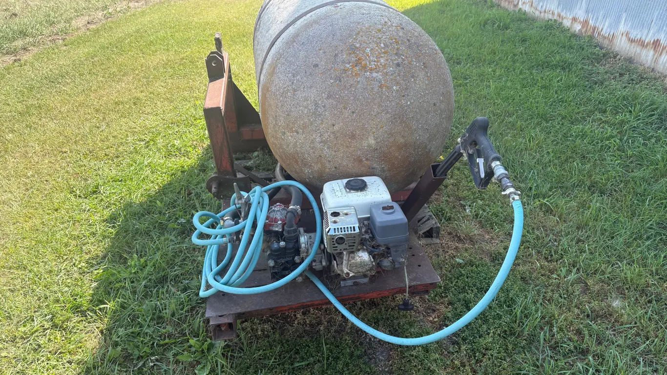3 pt water tank with pump and Honda engine to put out grass fires. Works great for burning ditches. Can be used in pickup box.