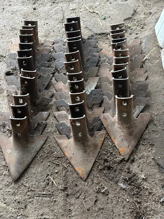 (35) JD chisel plow 9" sweeps, hardly used
