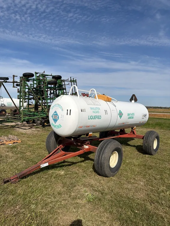 11-7 1450 gallon NH3 tank, 16.5L - 16.1 tires