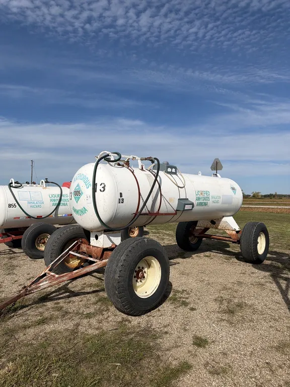 11-8 1450 gallon NH3 tank, 16.5 - 22.5 tires