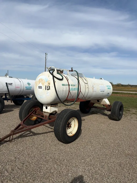 11-15 1450 gallon NH3 tank, 15R- 22.5 tires
