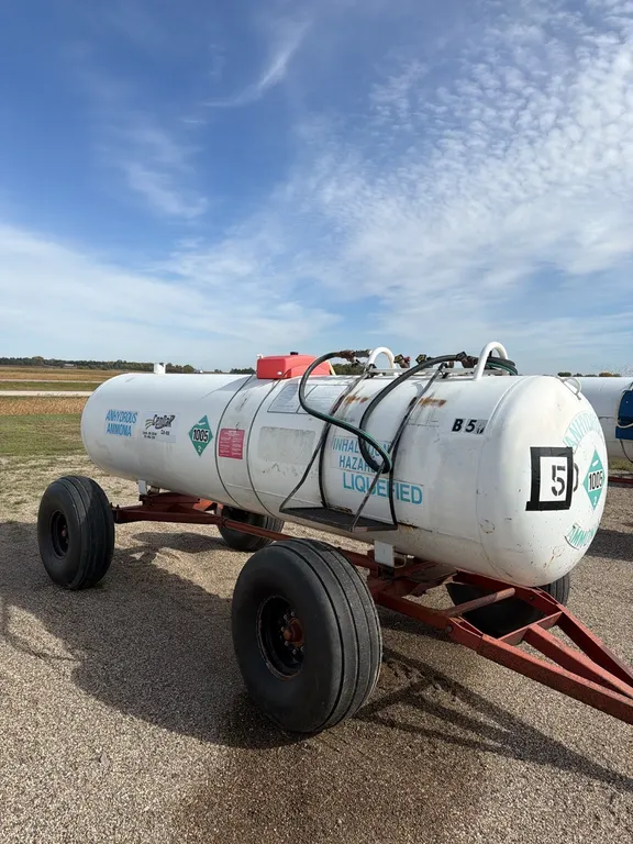 11-14 1450 gallon NH3 tank, 16.5L - 16.1 tires