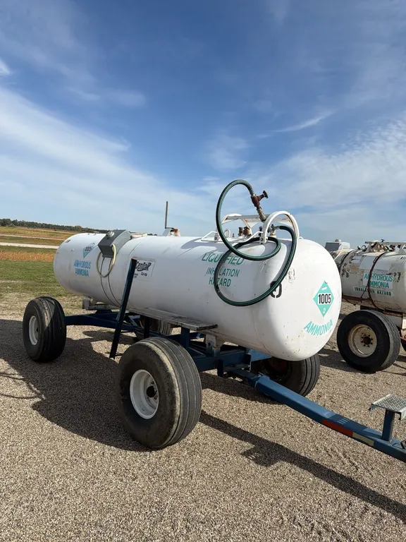 11-16 1450 gallon NH3 tank, 16.5L - 16.1 SL tires