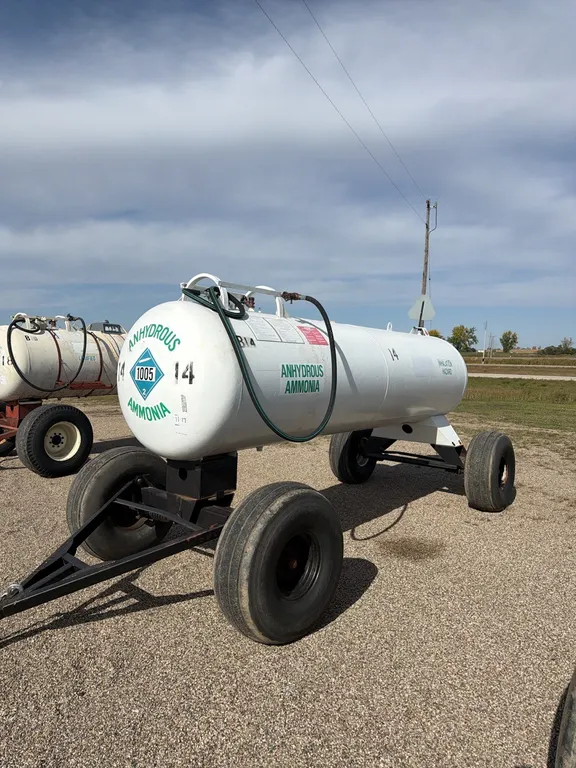 11-17 1450 gallon NH3 tank, 16.5L - 16.1 tires