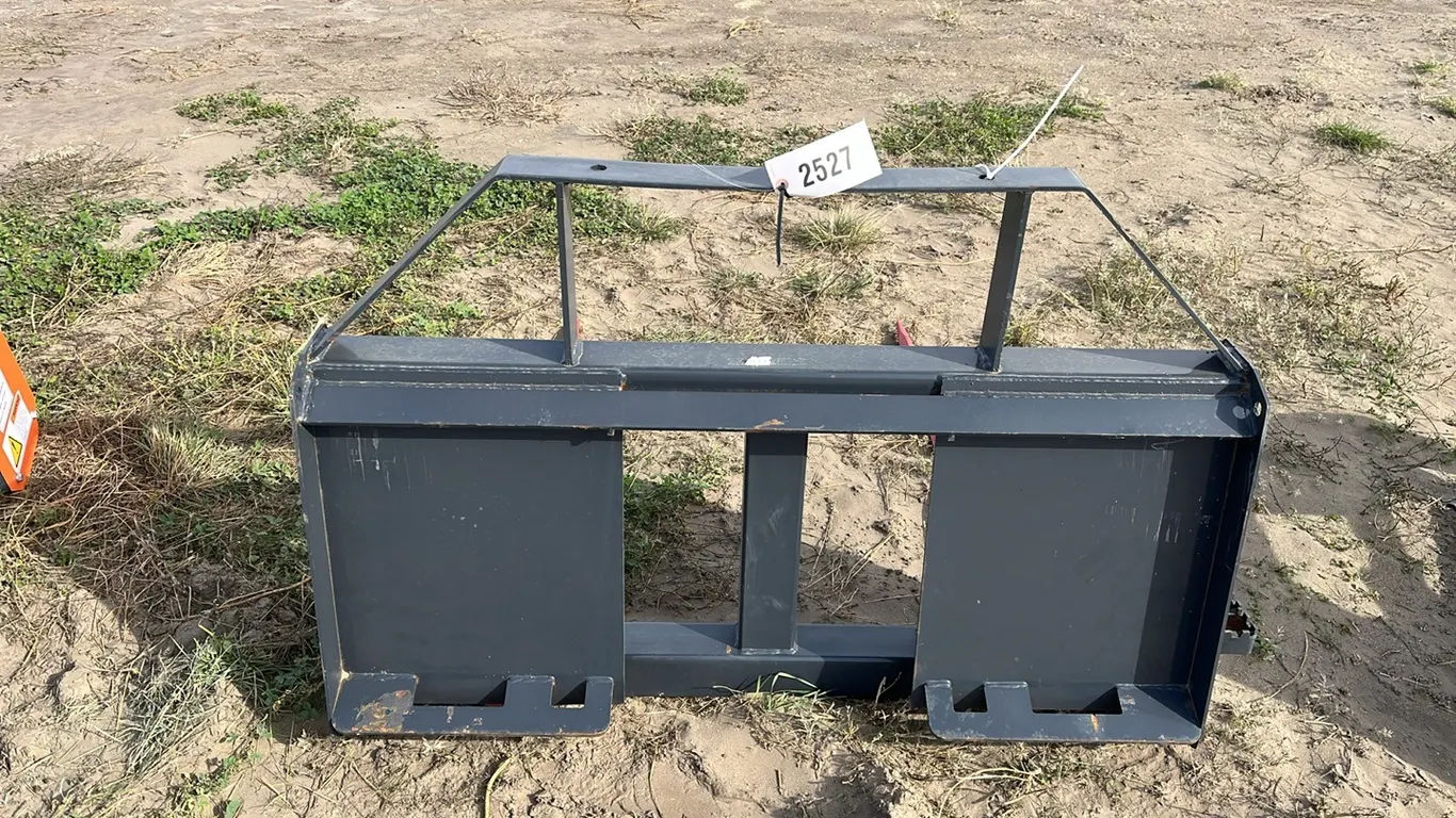 2527 - Skidsteer Bale Spear