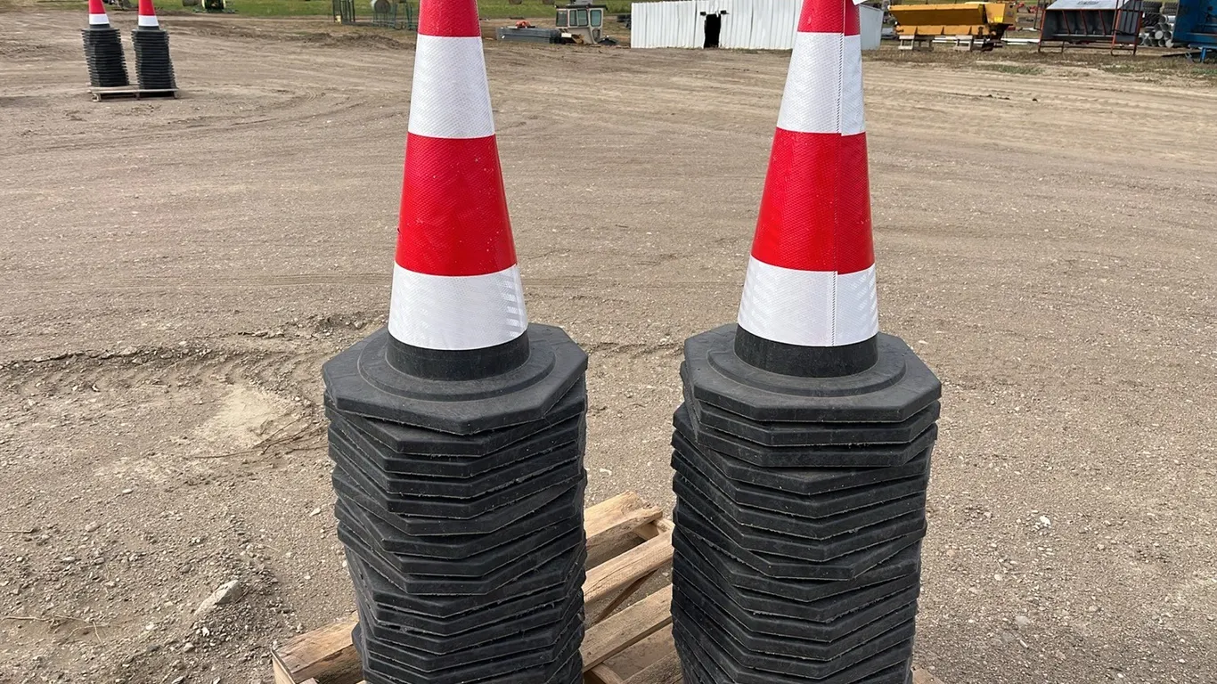 1336 - 40) Cones