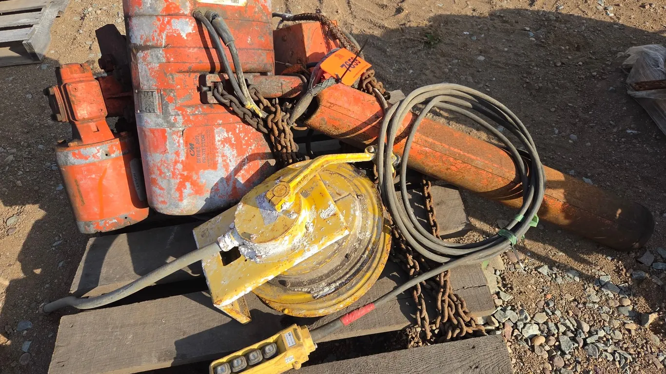 CM 2 Ton Chain Hoist W/ Controller