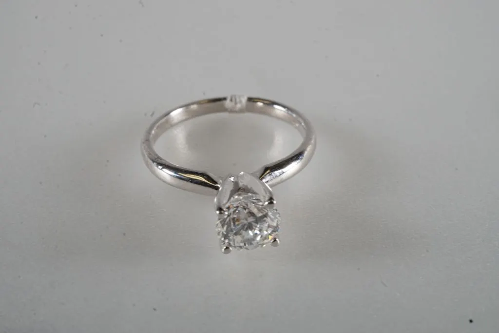 18k White Gold Ring w/Diamond