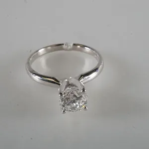 18k White Gold Ring w/Diamond