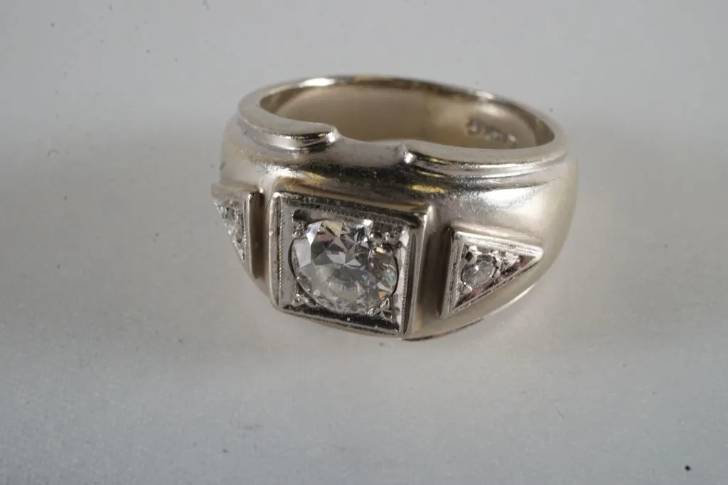 14k White Gold Ring w/Diamonds