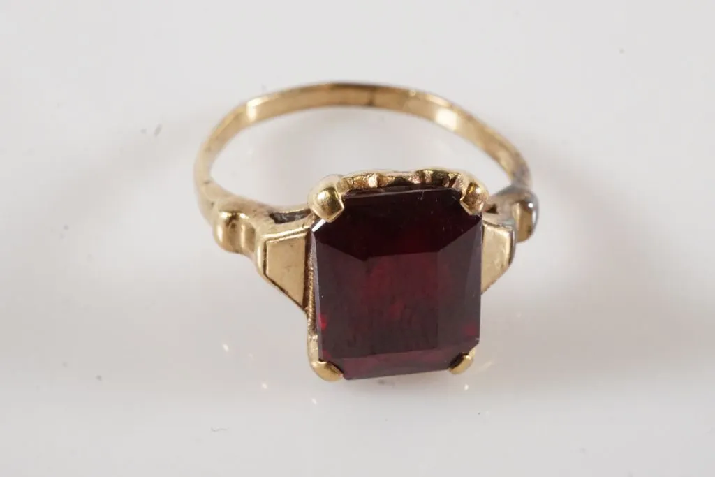 10k Yellow Gold Ring w/Red Stone