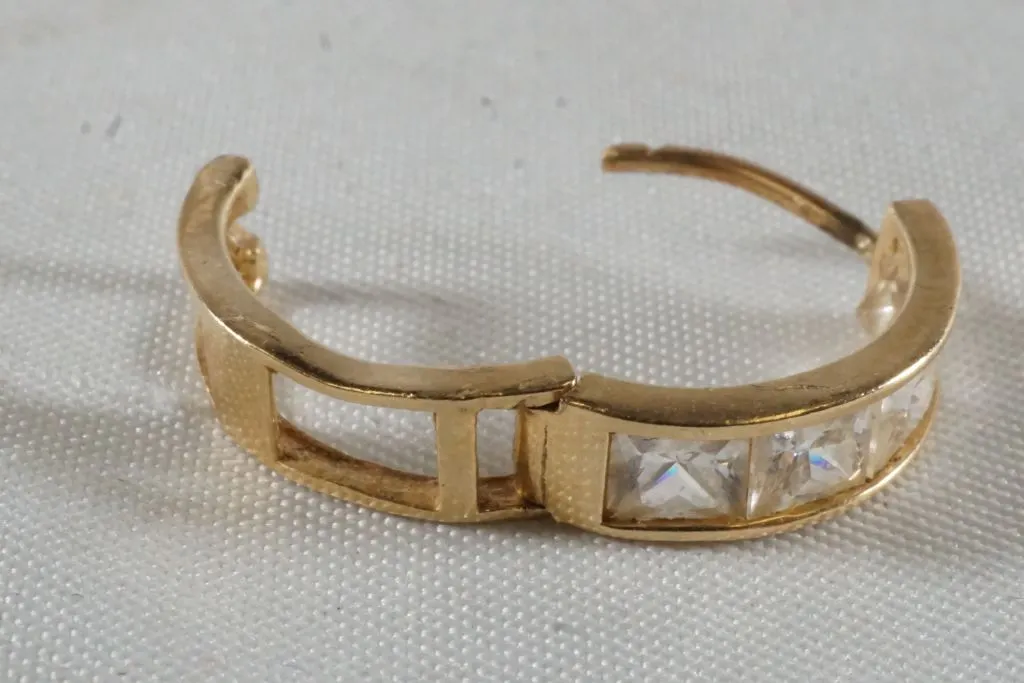 14k Yellow Gold Earring w/Clear Stones