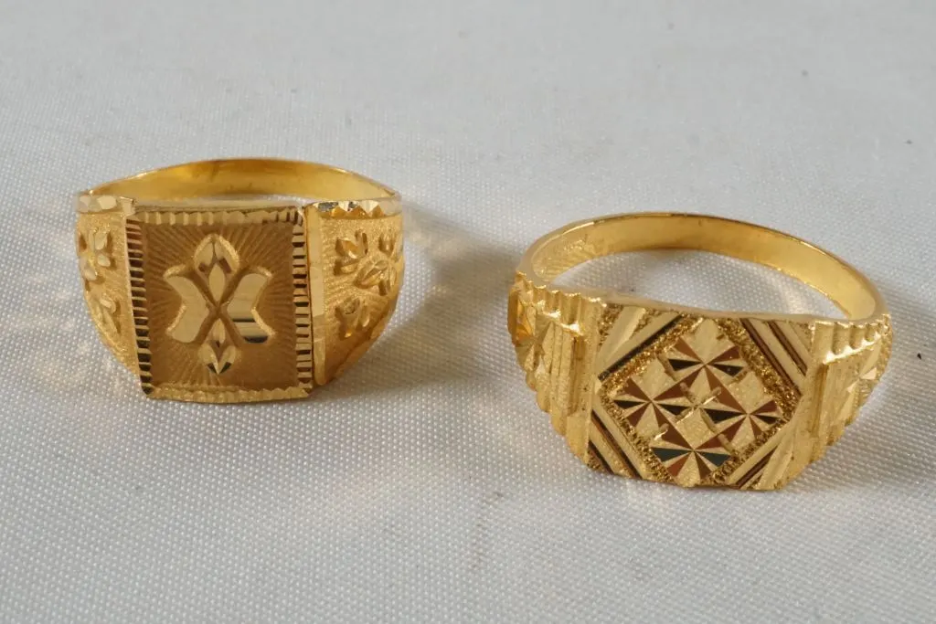 Lot of (2) 22k Yellow Gold Rings