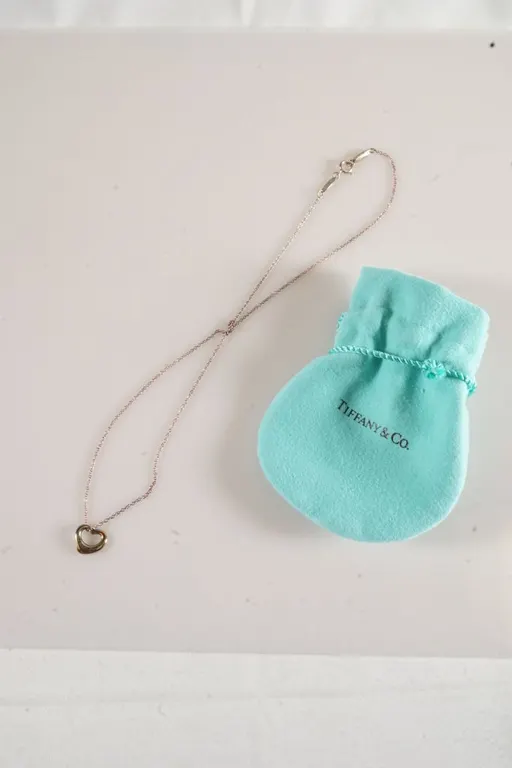 White Metal Necklace w/Heart Pendant