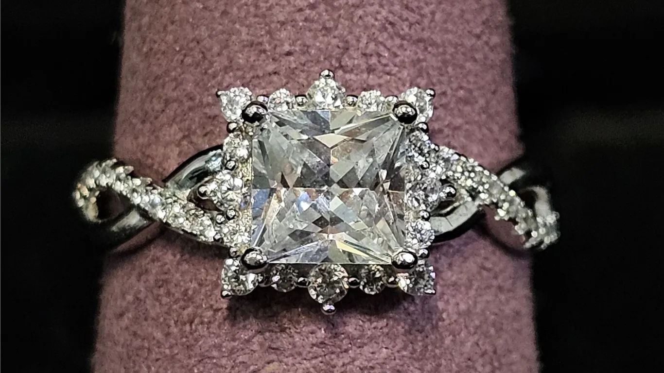 *NEW* .925 SILVER 1CT PRINCESS CUT SIMULATED DIAMOND (CZ) HALO TWIST RING: SIZE 7